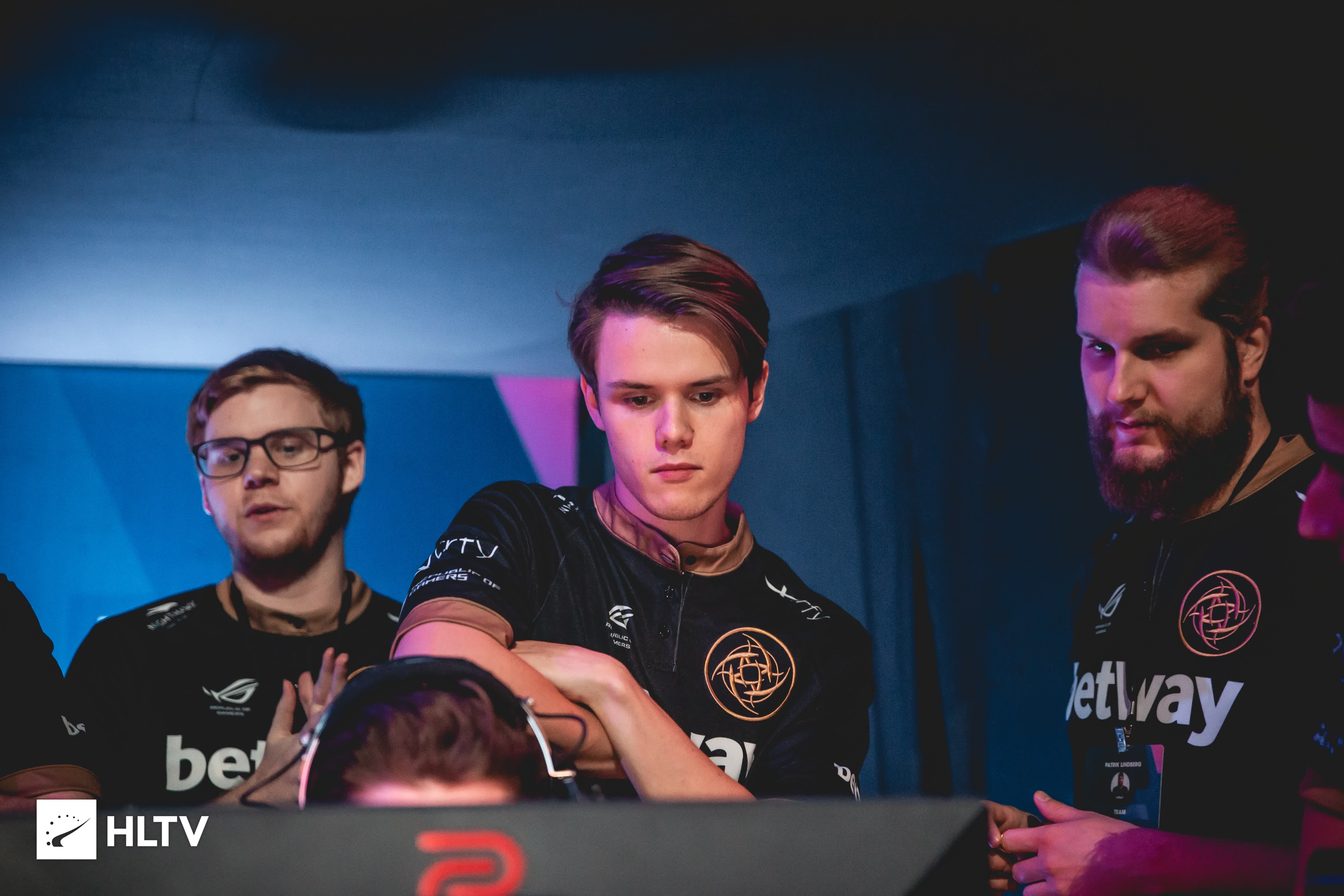 先退后守 先退后守